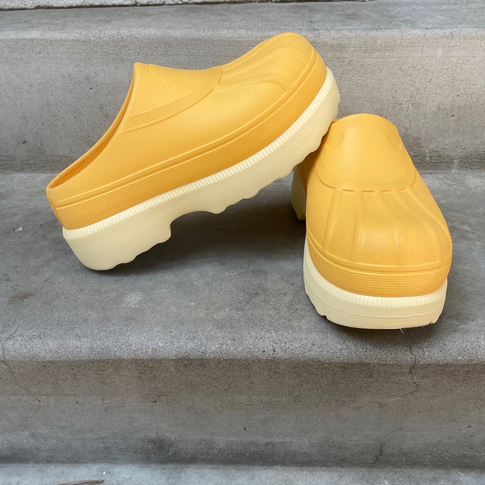Sorel Yellow Caribou Platform Clogs Women’s 8